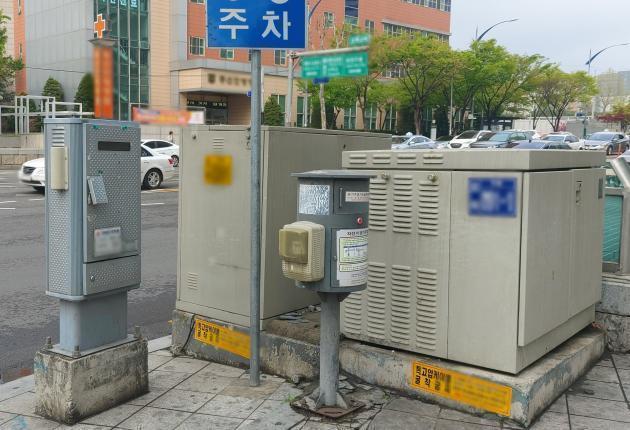 서울시의 한 도심지에 설치된 지상형개폐기. 코너 구간에 설치됐으나 높이가 1m를 넘어서면서 운전자의 시야를 방해할 우려가 있다.