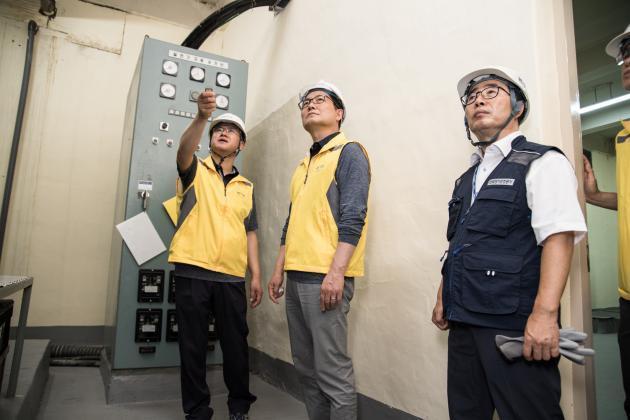 조성환 한국전기안전공사 사장(가운데)이 노후아파트 지하 변전실을 살펴보고 있다.
