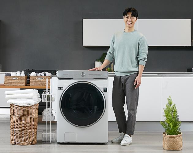 삼성전자 모델이 수원 삼성전자 디지털시티 프리미엄하우스에서 국내 최대 용량 24kg ‘그랑데AI’ 세탁기 신제품을 소개하고 있다.