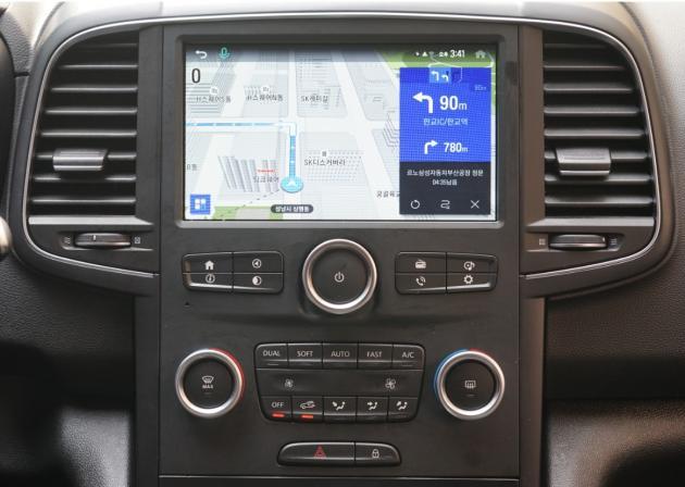 팅크웨어가 르노삼성자동차에 자사의 하이브리드 내비게이션 ‘아이나비 V9’를 공급한다.