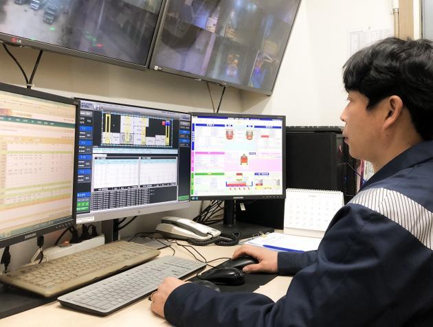 현대제철 직원이 인천공장 120톤 전기로 운전실에서 전자맵 데이터를 분석하고 있다.