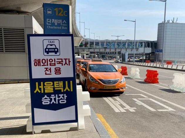KST모빌리티가 코로나19 해외유입 차단을 위해 서울시 공식 외국인 관광택시 ‘인터내셔널택시’를 특별수송택시로 활용하고 있다.