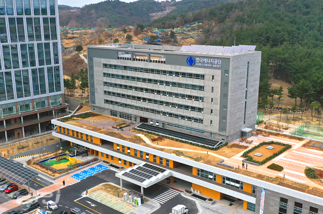 업무시설 중 최대 규모 제로에너지건축물인 한국에너지공단 울산 본사.