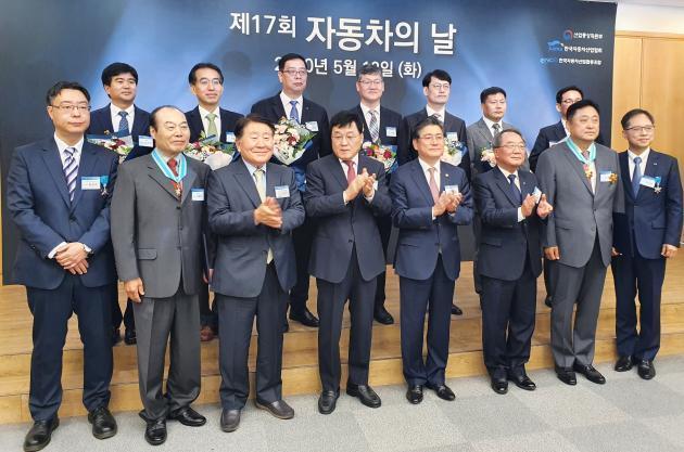 (왼쪽 네 번째부터) 정만기 한국자동차산업협회장과 정승일 산업부 차관을 비롯한 유공자, 포상자가 12일 오전 11시 자동차회관에서 열린 ‘제17회 자동차의 날’ 기념식에 참석했다.
