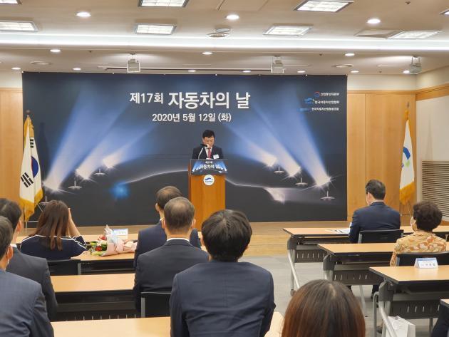 정만기 한국자동차산업협회장이 12일 자동차회관에서 열린 ‘제17회 자동차의 날’ 행사에 참석해 인사말을 전했다.
