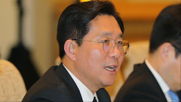 성윤모 장관이 기자단 오찬 간담회에서 질문에 답변하고 있다.