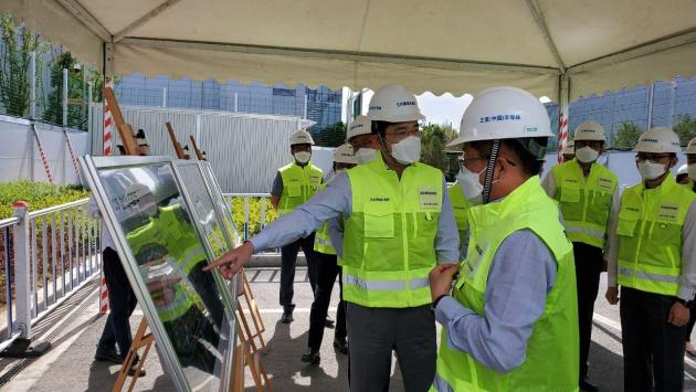 이재용 부회장이 중국 산시성에 위치한 삼성전자 시안반도체 사업장을 찾아 현장을 점검하고 있다.