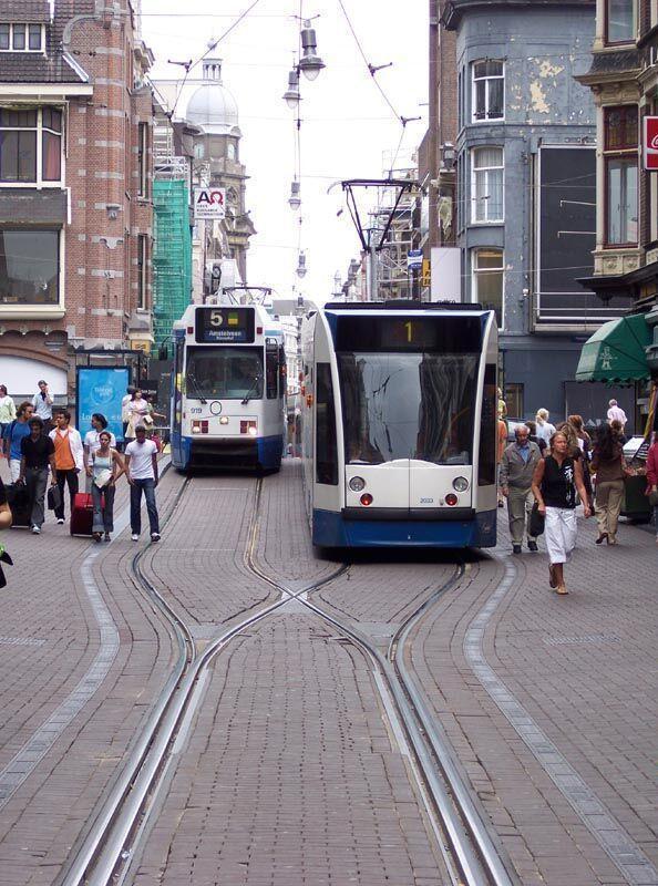 네덜란드 암스테르담의 상점가를 관통하는 트램