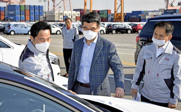 송호성 기아차 사장이 지난 20일 수출선적부두 평택항을 방문해 직원들에게 수출을 독려하고 차량 품질을 점검했다.