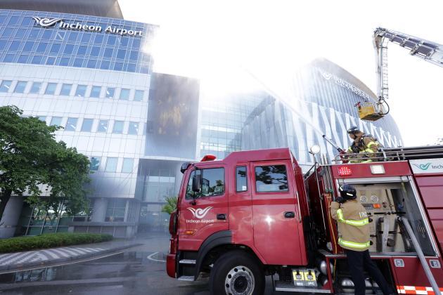 인천국제공항공사가 인천국제공항 상주직원을 대상으로 화재 대응훈련을 진행하고 있다.