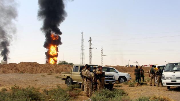 2016년 이라크 북부 유전지대 키르쿠크에서 가스시설과 원유저장탱크 등이 IS의 공격을 받아 불타고 있다.(제공: 연합뉴스)