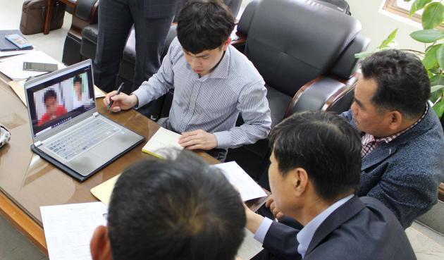 한국엘리베이터협회에서 엘리베이터 중소기업 대표들이 노트북을 통해 화상 면접을 진행했다.