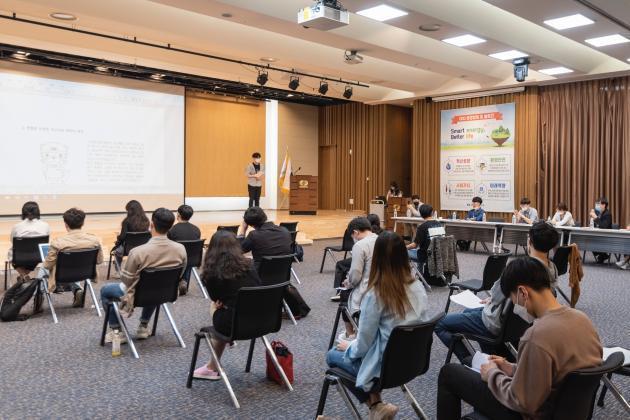 한국남부발전과 부산대학교가 공동으로 부산 남구 부산국제금융센터(BIFC)에서 ‘에너지 산업의 이해와 창업’ 과정의 멘토링 데이를 진행하고 있다.