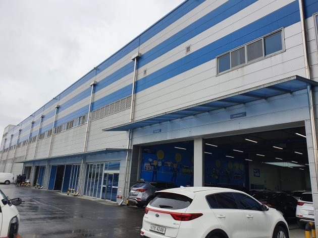 오토플러스가 2017년 인천 청라지구에 중고차 상품화 공장 ‘ATC’를 설립했다.