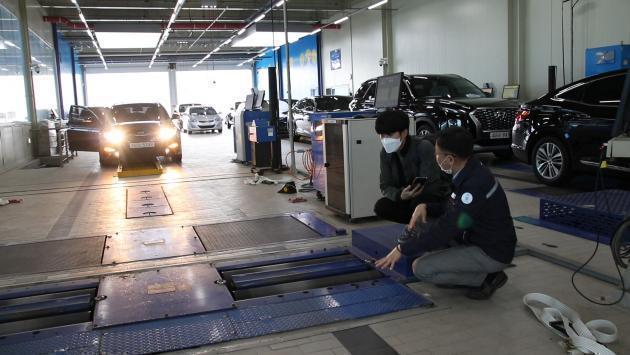 박종호 이사(오른쪽)가 ATC 1층에 마련된 자동차 점검 장비들에 대해 설명했다.