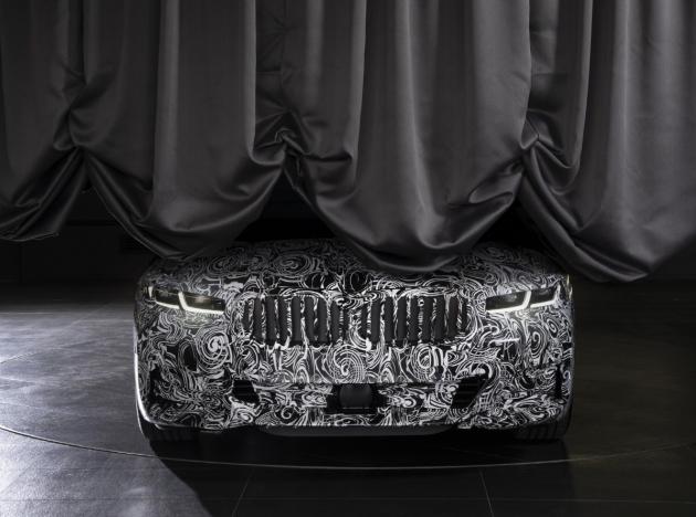 BMW 코리아가 오는 27일 5시리즈와 6시리즈 신형 모델을 인천 영종도 드라이빙 센터에서 세계 최초로 공개한다. 