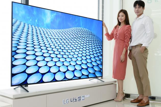 LG전자 모델들이 나노셀 TV를 소개하고 있다.
