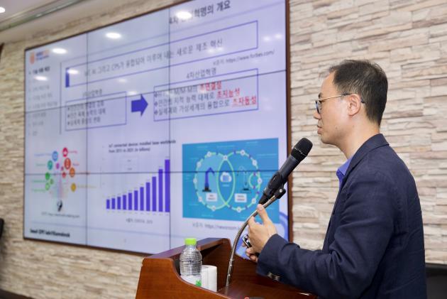  한국기술교육대학교 김원태 교수가 ‘디지털 트윈 기술’을 주제로 강의하고 있다.