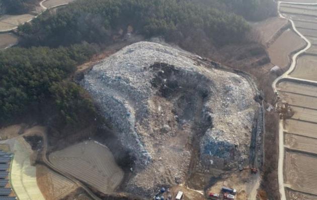 경북 의성군 단밀면 생송2리에 만들어진 이른바 '의성 쓰레기산' 전경. 허용보관량의 150배가 넘는 양의 폐기물이 쌓여 있다.(제공=의성군)