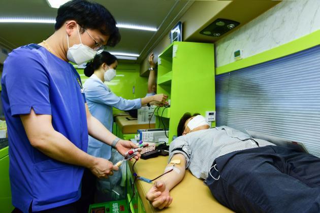 한전 직원이 코로나19 대응 일환으로 헌혈 캠페인에 참여하고 있다.