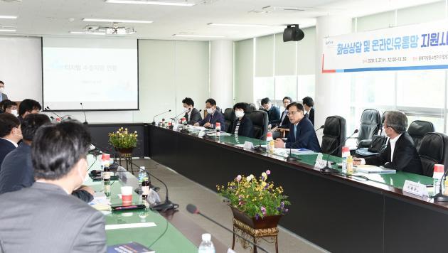 권평오 코트라 사장(오른쪽에서 두번째)이 27일 충북 청주에서 열린 ‘2020 포스트 코로나 대응 충북지역 기업간담회’에 참석했다.