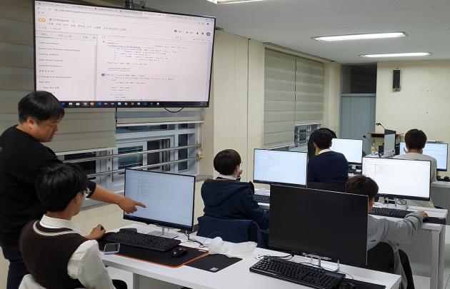 포스코ICT 직원들이 경기도 성남시 분당 소재 양영디지털고에서 AI 방과후수업을 진행했다.