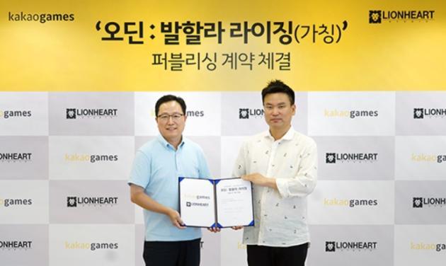 조계현 카카오게임즈 대표(왼쪽)와 김재영 라이온하트 스튜디오 대표가 신작 모바일 MMORPG ‘오딘: 발할라 라이징(가칭)’의 퍼블리싱 계약을 체결했다.