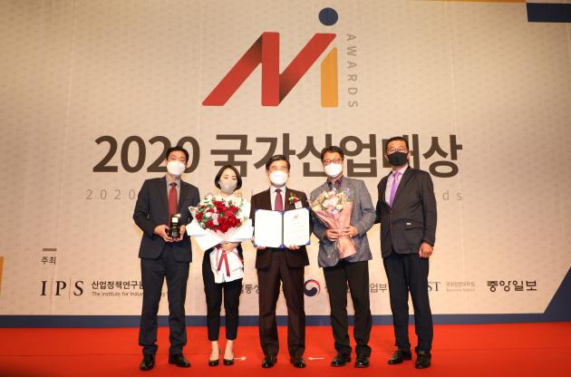 한전KDN 박성철 사장(왼쪽에서 3번째)이 2020 국가산업대상 시상식에서 중소기업 동반성장에 기여한 공로를 인정받아 동반성장 부문 대상을 수상했다.

