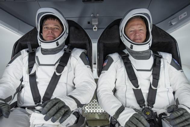 나사 우주비행사 로버트 벤켄(왼쪽)과 더글러스 헐리 (제공:연합뉴스)