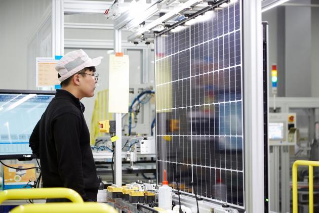한화큐셀 직원이 한국 진천공장에서 태양광 모듈 품질 테스트를 진행하고 있다.