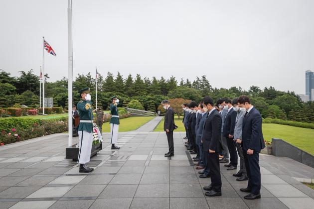 한국남부발전 임직원이 3일 부산 남구 유엔기념공원에서 6·25 전쟁 참전용사를 추모하고 있다.