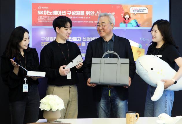 김준 SK이노베이션 총괄사장(오른쪽 두 번째)과 직원들이 하이마켓에서 구매한 사회적기업 제품들을 살펴보고 있다.