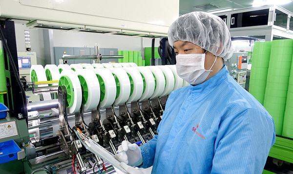 SK아이테크놀로지 직원이 배터리 분리막 제품을 살펴보고 있다.