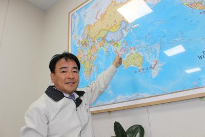 김근우 파인테크닉스 대표가 세계 지도를 보면서 회사의 해외진출 전략을 소개하고 있다. 