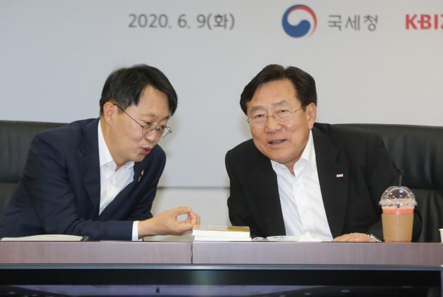 김현준 국세청장(왼쪽)과 김기문 중기중앙회장이 간담회에서 대화를 나누고 있다. 