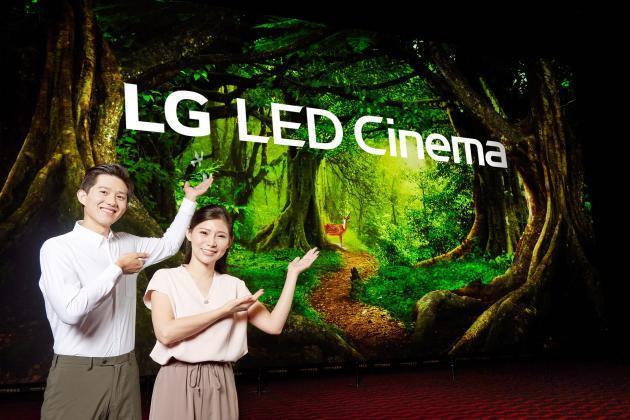 LG전자 모델이 대만 영화관 체인 ‘쇼타임 시네마’의 LED 상영관에 적용한 'LG LED 시네마 디스플레이'를 소개하고 있다.
