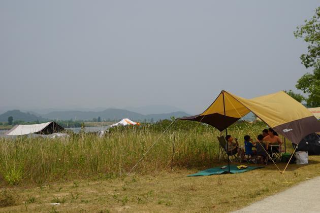 경북 구미시 낙동강에서 사람들이 캠핑을 즐기고 있다. 제공: 연합뉴스
