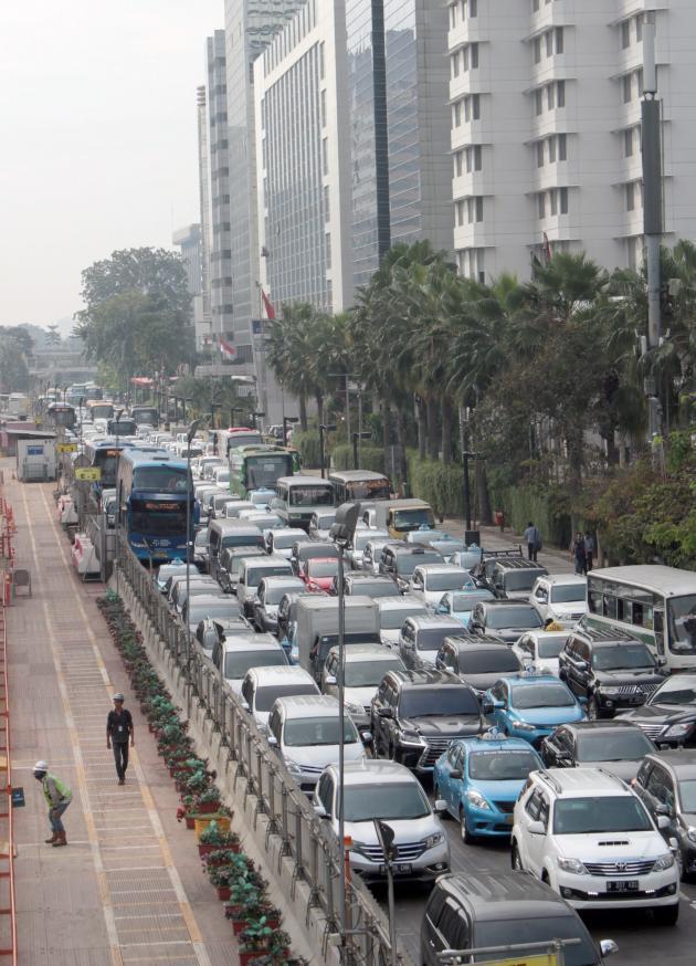 인구 대국 인도네시아 자카르타의 도로가 많은 수의 차량들로 정체를 빚고 있다.(사진은 기사와 관계 없음) 올해는 코로나19 여파로 작년 5월 대비 자동차 판매량이 96%가량 급락하는 등 경제 건전성에 타격을 입고 있다.(제공: 연합뉴스)