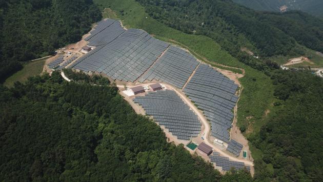 E1의 강원도 정선 8MW 태양광 발전소 전경.