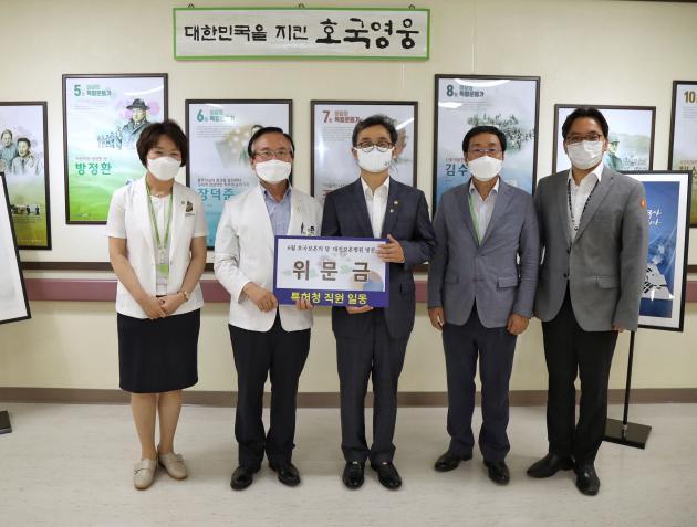 박원주 특허청장(왼쪽 두 번째)이 22일 대전보훈병원을 방문해 위문금을 전달하고 있다.