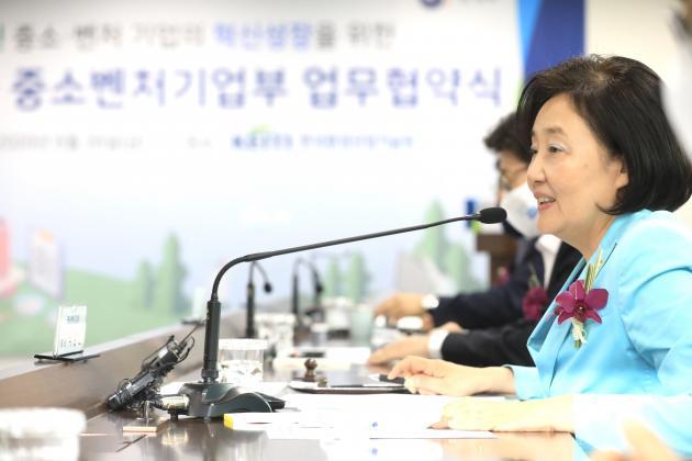 6월 26일 한국환경산업기술원에서 열린 중소벤처기업부-환경부 업무 협약식에서 박영선 중기부 장관이 발언하고 있다.