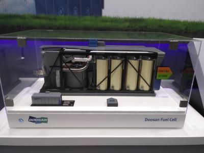 두산퓨얼셀의 수소연료전지 제품 축소 모형.