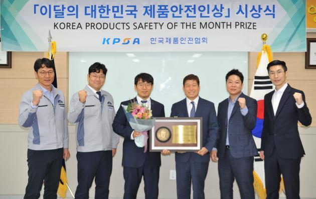 김승곤 에몬스 전무이사(왼쪽에서 세번째)와 임동기 제품안전협회 상무이사(왼쪽에서 네번째) 등이 함께 기념촬영을 하고 있다. 