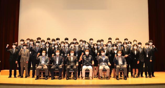 지난달 30일 대전 유성구 한전원자력연료 본사에서 열린 ‘2020년도 신입직원 입사식’에 참석한 한전연료 신입직원들이 경영진과 함께 기념사진을 촬영하고 있다.