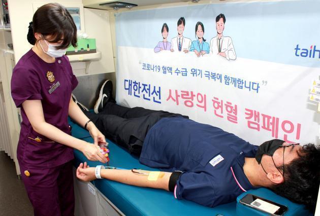 대한전선 당진공장 임직원들이 헌혈 캠페인에 동참하고 있다.