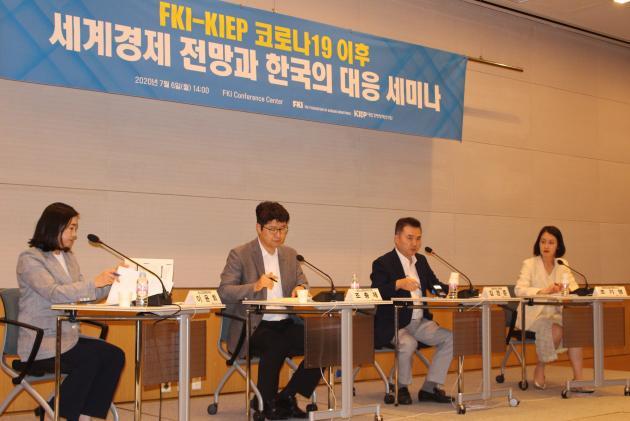 전국경제인연합회와 대외경제정책연구원(KIEP)이 6일 전경련 컨퍼런스센터에서 공동으로 개최한 ‘코로나19 이후 세계경제 전망과 한국의 대응 세미나’에서 패널들이 토론을 진행하고 있다.