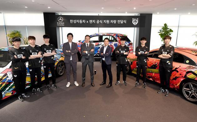 (왼쪽 다섯 번째부터) 울프 아우스프룽 한성차 대표와 이지훈 젠지 이스포츠 단장이 젠지 선수들과 함께 공식 이동 차량 앞에서 기념촬영을 했다.