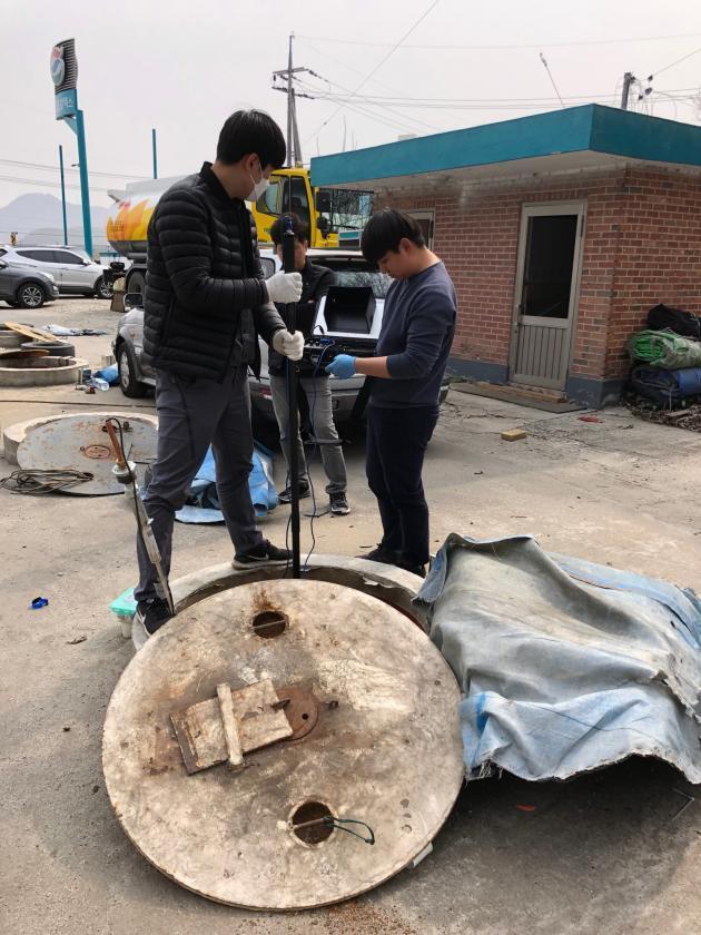 한국석유관리원 단속반원들이 가짜석유를 불법 유통시킨 주유소의 지하 기름탱크를 점검하고 있다.