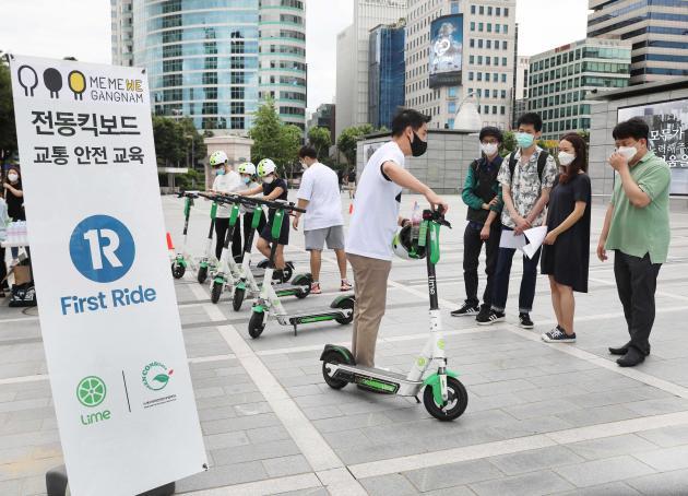라임이 강남구·녹색소비자연대와 손잡고 전동킥보드 주차 개선 캠페인에 나섰다.