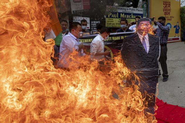 지난 10일(현지시간) 티베트 망명정부가 있는 인도 다람살라에서 ‘티베트 청년의회’(TYC) 회원들이 중국산 제품의 불매운동을 촉구하는 거리 시위를 벌이며 시진핑 중국 국가주석의 실물 크기 사진을 불태우고 있다.  제공: 연합뉴스
